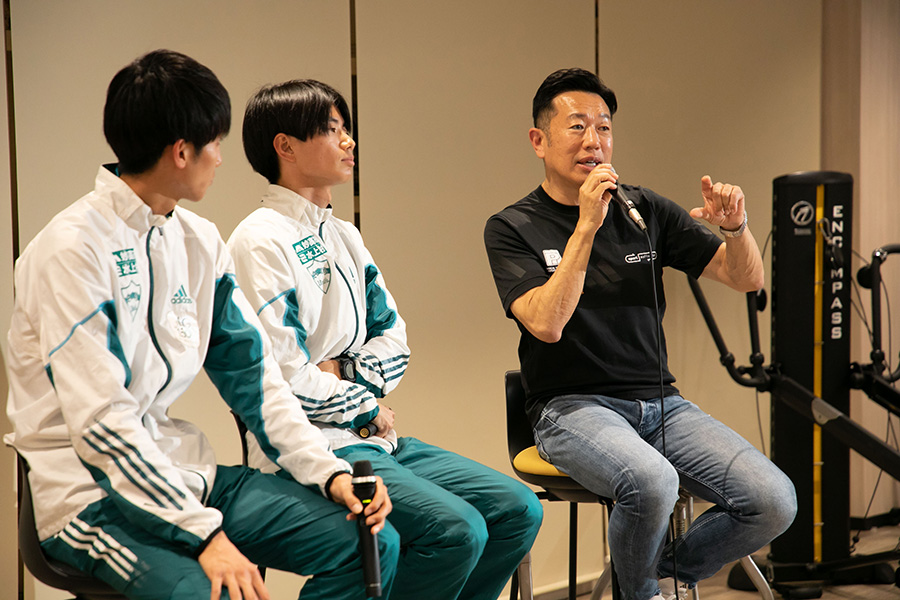 イベントに登壇し、トークする中野ジェームズ修一氏（右）【写真：主催者提供】