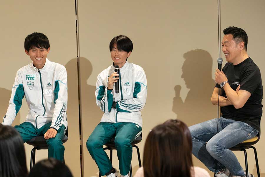 イベントに登壇し、トークする中野ジェームズ修一氏（右）【写真：主催者提供】