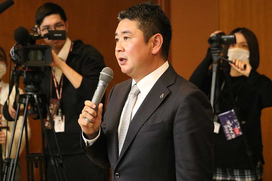 選抜出場決定後、選手たちにメッセージを送る村田浩明監督【写真：編集部】