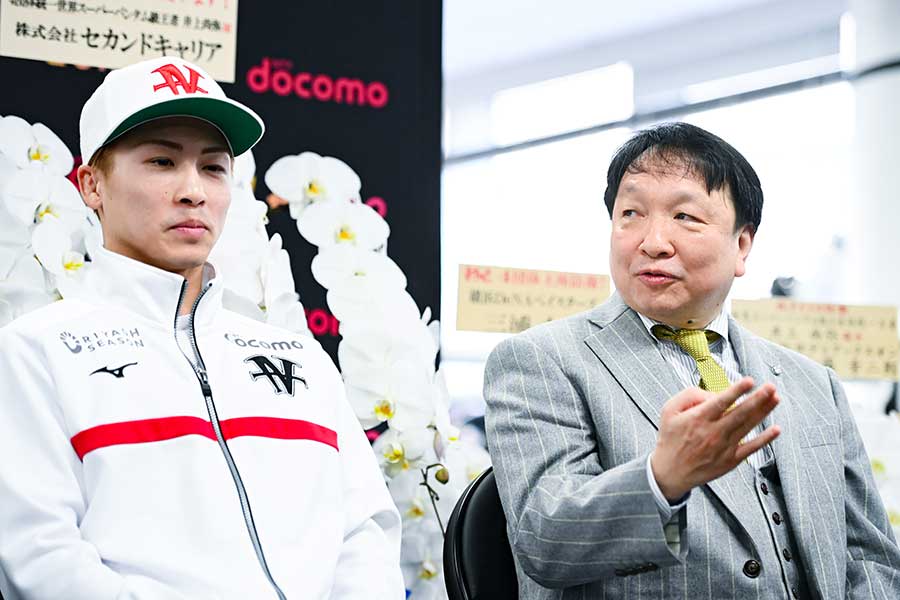 一夜明けて会見した井上尚弥(左)と大橋会長【写真:中戸川知世】