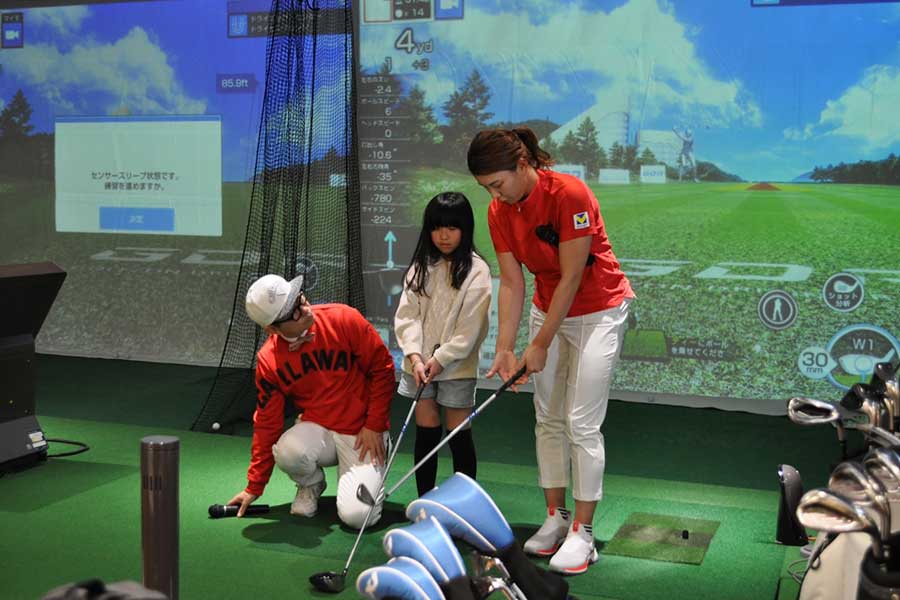 子どもに指導する渋野【写真：山野邊佳穂】