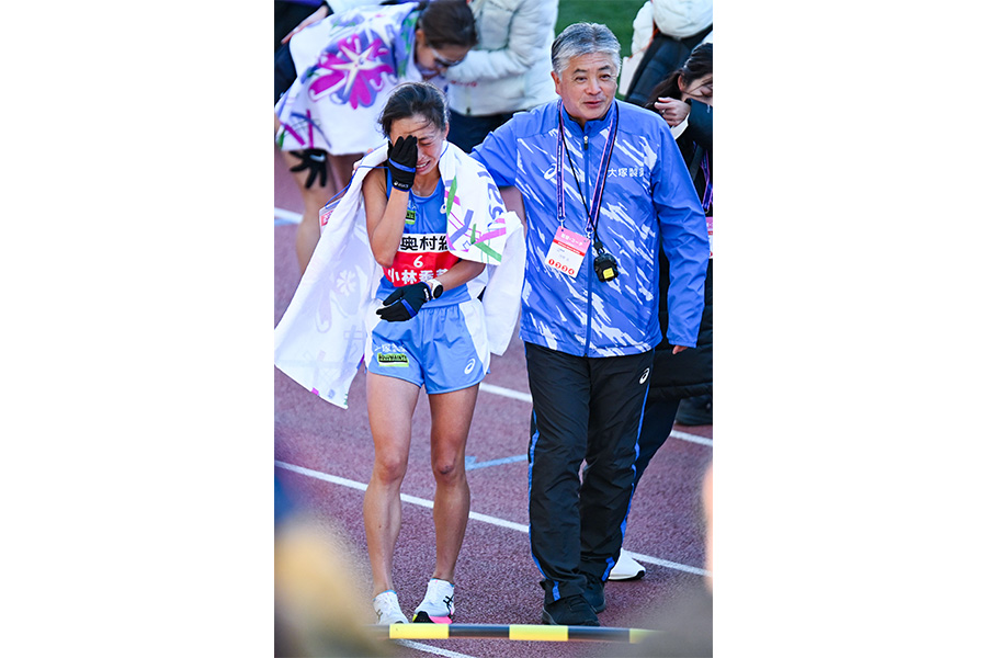 フィニッシュ直後でよろける小林を支える河野監督（右）【写真：中戸川知世】