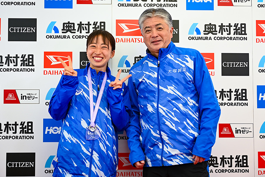会見直後に並んで撮影に応じる小林と河野匡監督（右）【写真：中戸川知世】