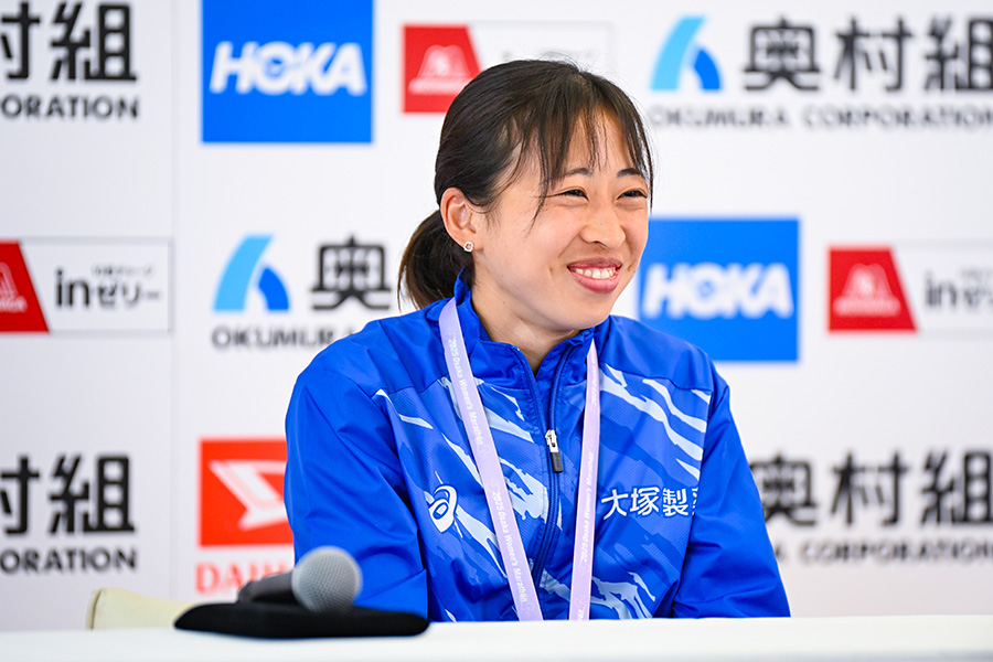 レース後の会見で「うふふ」と笑顔を見せる小林【写真：中戸川知世】