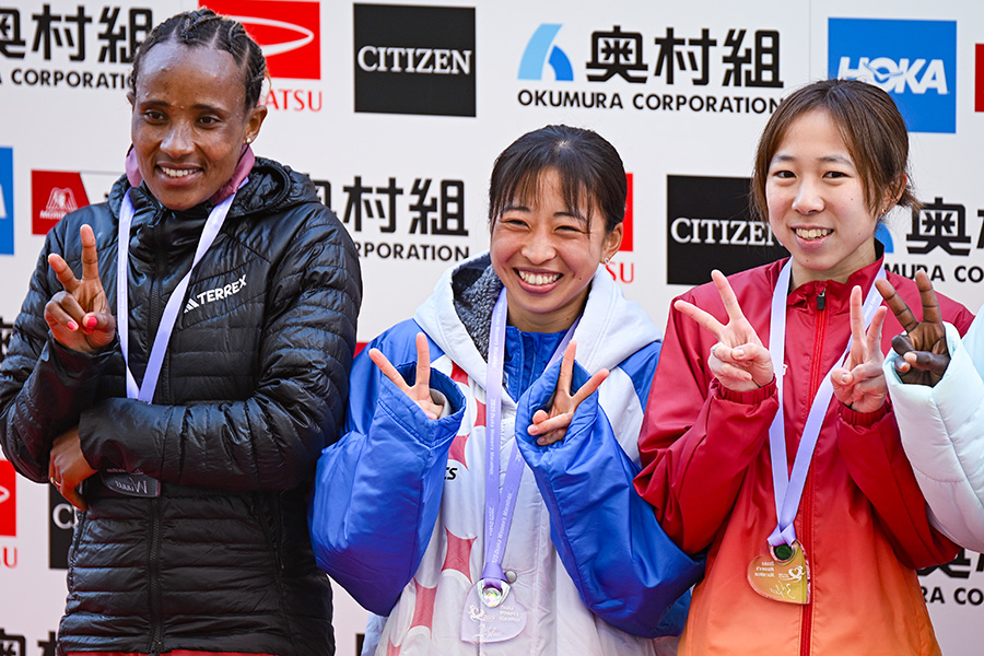 表彰式で並んで撮影に応じるウォルケネシュ・エデサ、小林、鈴木優花（左から）【写真：中戸川知世】