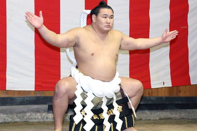 豊昇龍に土俵入り直接指導、レジェンド横綱が話題「まだこんなにデケェ