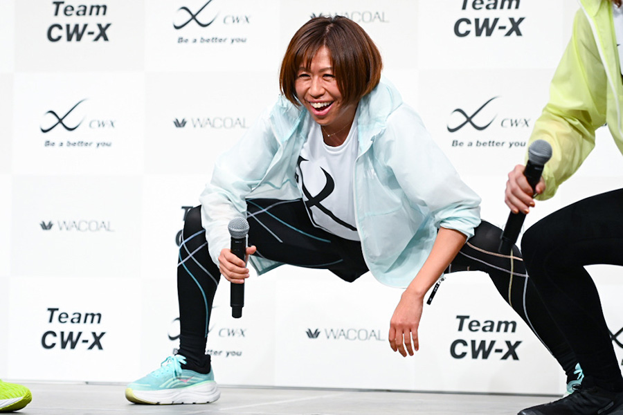 唸り声を上げながら股関節のための股割りストレッチを実践した福士加代子さん【写真：中戸川知世】