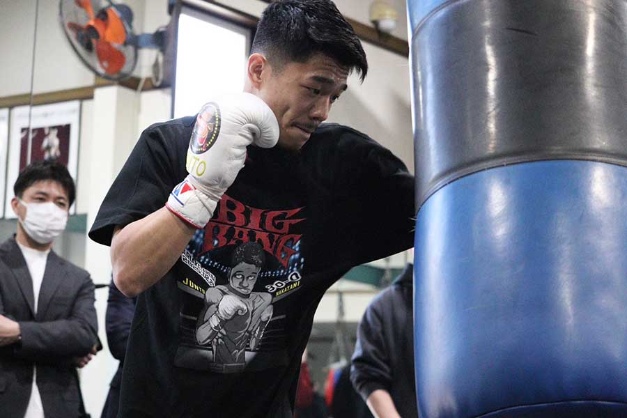 サンドバッグ打ちで汗を流す中谷【写真：浜田洋平】