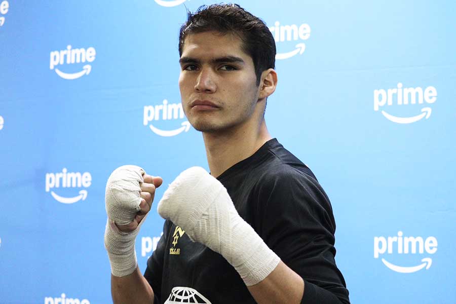 カメラに向かってファイティングポーズをとるクエジャル【写真：浜田洋平】