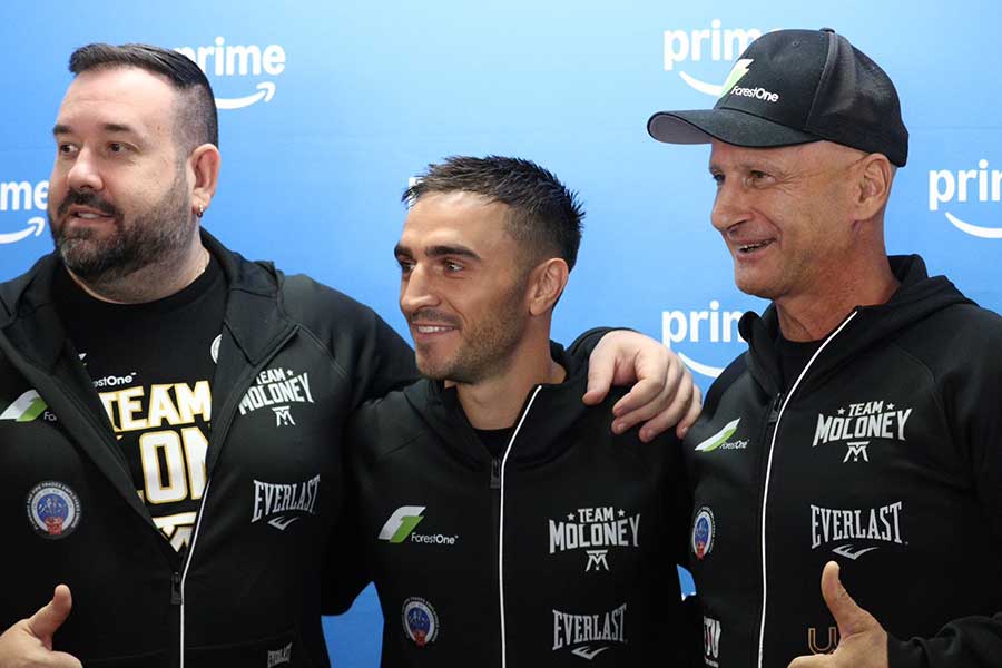 肩を組んで撮影に応じるトニー・トルジマネージャー、モロニー、アンジェロ・ハイダートレーナー（左から）【写真：浜田洋平】