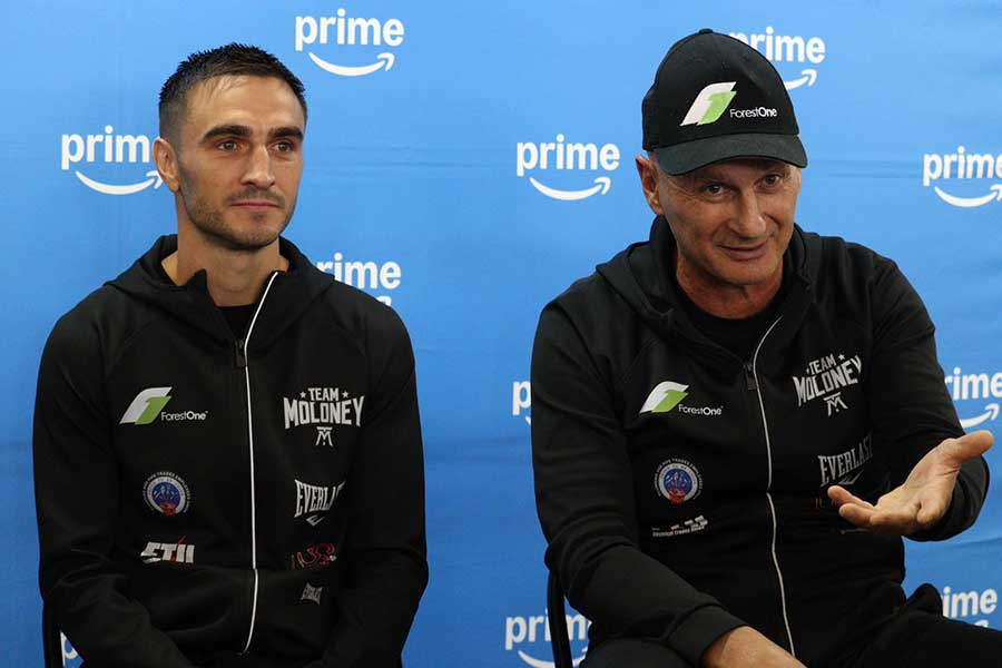 モロニーの隣に座り、取材で逆質問するアンジェロ・ハイダートレーナー(右)【写真:浜田洋平】