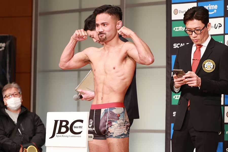 計量をパスし、両手で力こぶを作る比嘉【写真：山口比佐夫】