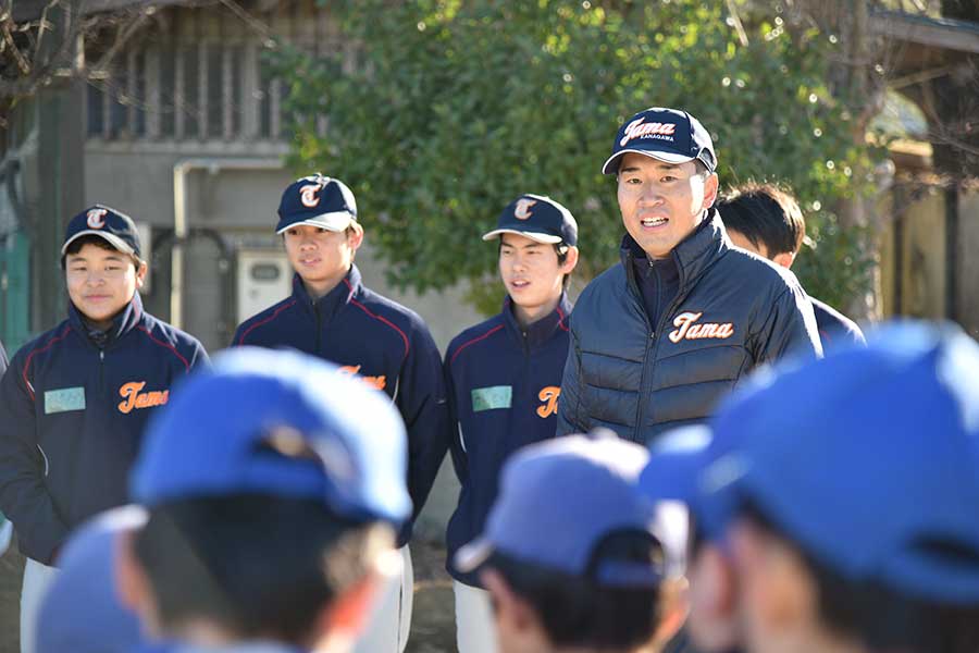 多摩高の飯島監督と部員たち【写真：羽鳥慶太】