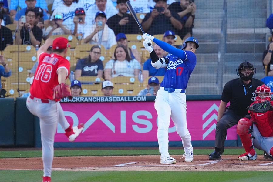 オープン戦の第一打席、菊池雄星から実戦1号を放つドジャースの大谷翔平【写真：荒川祐史】