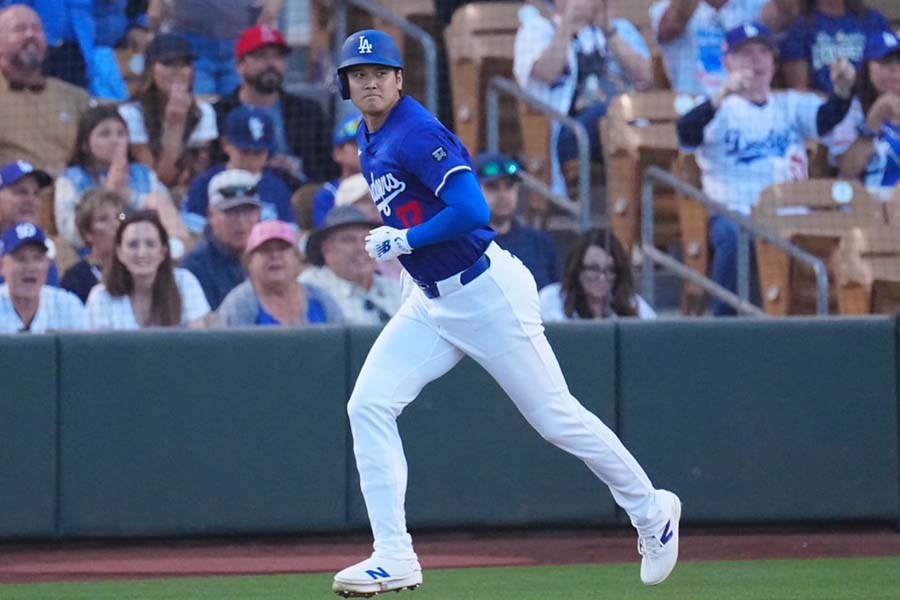 オープン戦の第一打席、実戦1号を放つドジャースの大谷翔平【写真:荒川祐史】