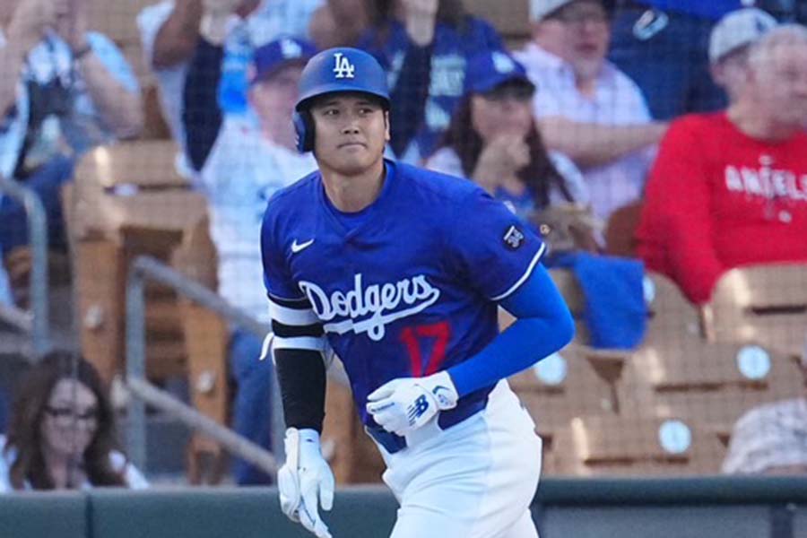 オープン戦初打席で菊池雄星から実戦1号を放ったドジャース大谷翔平【写真：荒川祐史】