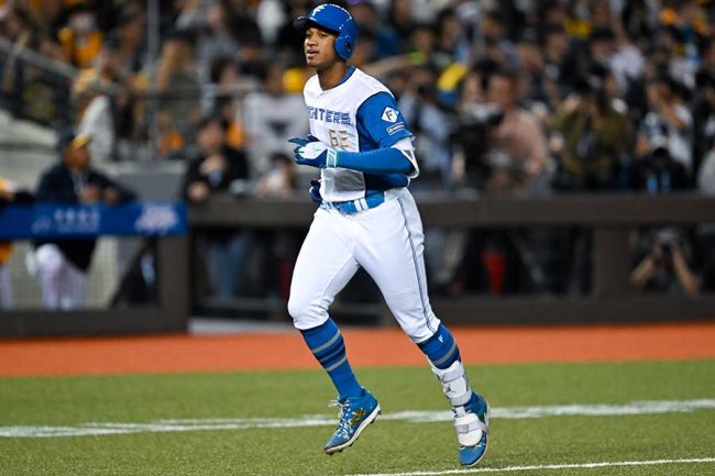 台湾騒然、日本ハム24歳が衝撃HR スイング4秒後「なんで入るんだよ