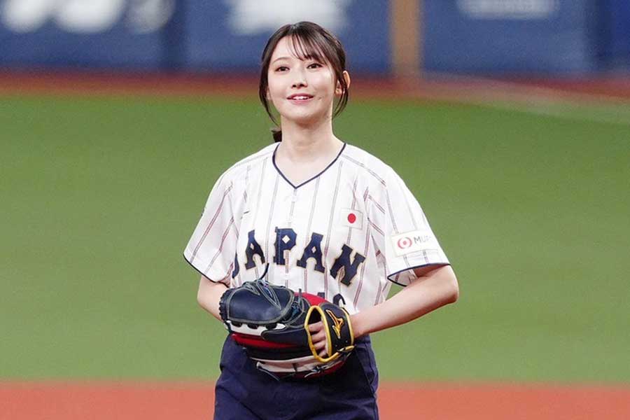 オランダとの強化試合の始球式に登場した乃木坂46の黒見明香【写真:小林靖】