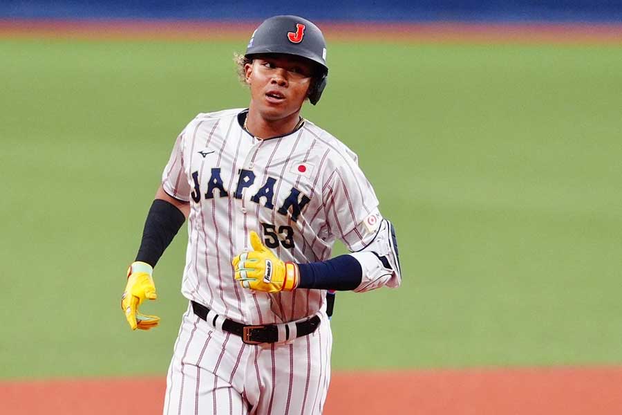 初回先頭打者本塁打を放った水谷瞬【写真：小林靖】