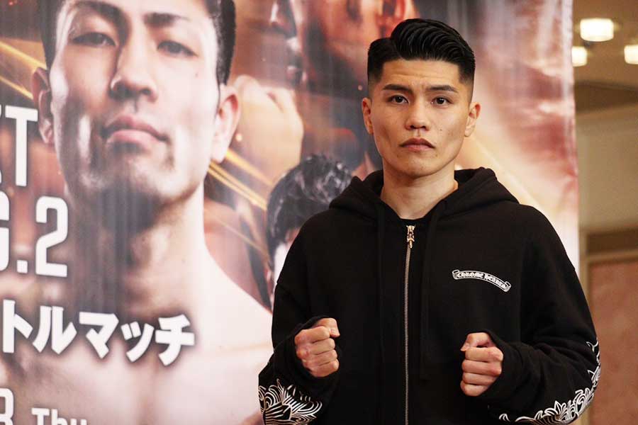 カメラに向かってファイティングポーズをとる坪井智也【写真:浜田洋平】