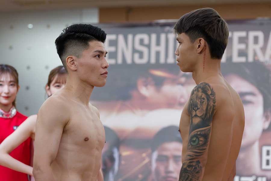 ファヨンと向かい合った坪井【写真：高橋学】