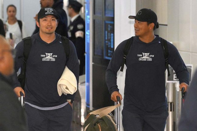 マイクがわずかに拾った2人の会話「替えた方が…」 来日直後の空港で