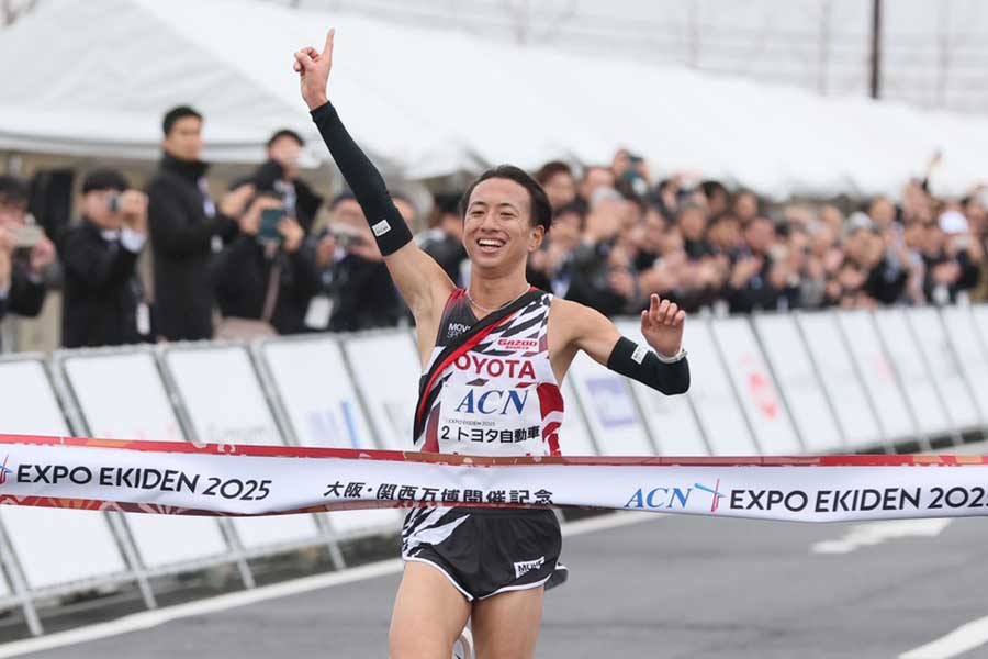 右手をあげてゴールに飛び込んだ内田隼太【写真：柳瀬心祐】