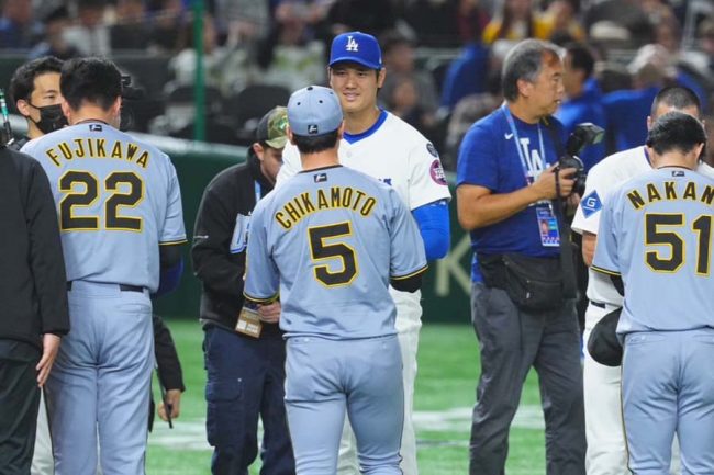 ドジャース戦中継の「尊い」シーンが野球ファンの間で話題 大谷と帽子