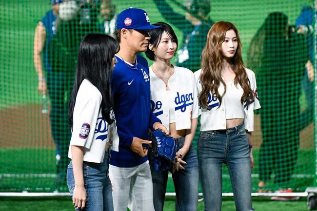 ドジャース試合前に世界的アイドルが登場 山本由伸と記念撮影、始球式