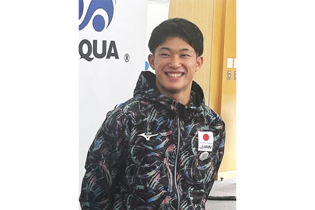 水泳世界選手権で代表入りし、笑顔で取材に応じる飛び込みの玉井陸斗【写真:編集部】
