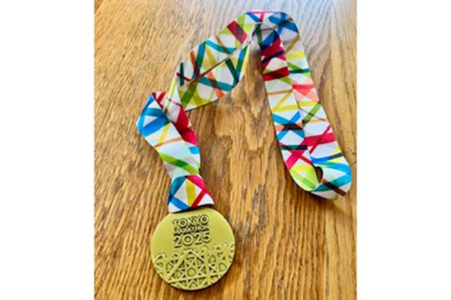 山口直美さんが手にした完走メダル【写真:本人提供】