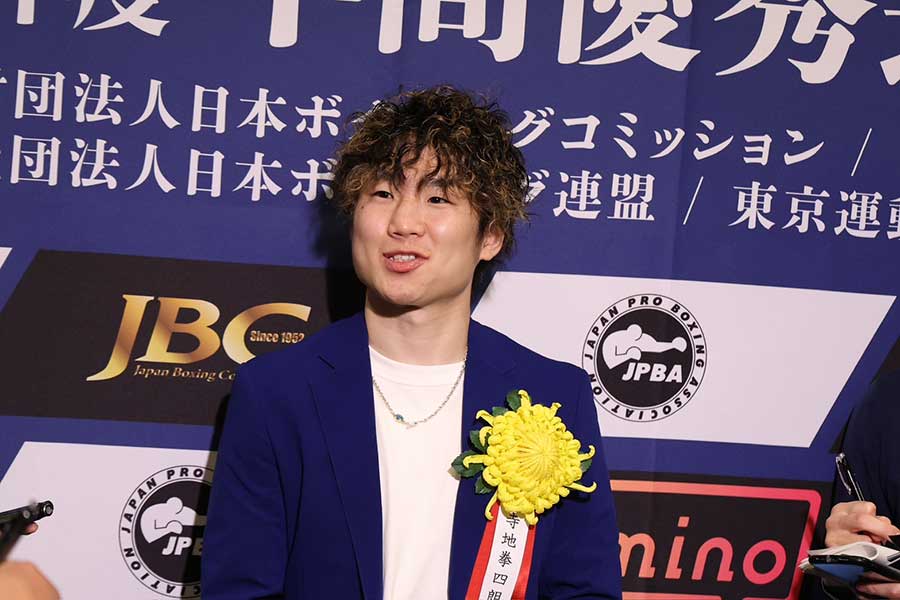 表彰式のあと取材に応えた寺地【写真：山口比佐夫】