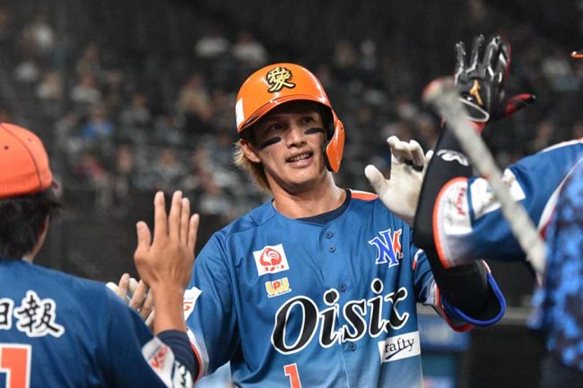 昨季唯一の本塁打を放ち、笑顔でチームメートの祝福を受ける陽岱鋼【写真:羽鳥慶太】