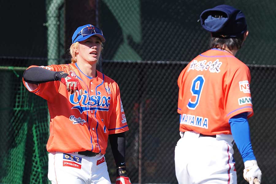 選手への影響力は大…元阪神の高山と意見交換しながら練習する陽岱鋼(左)【写真:羽鳥慶太】