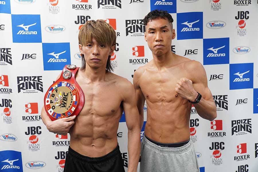 計量をパスし、並んで撮影に応じる波田（左）と渡邉卓也【写真：澤田直人】