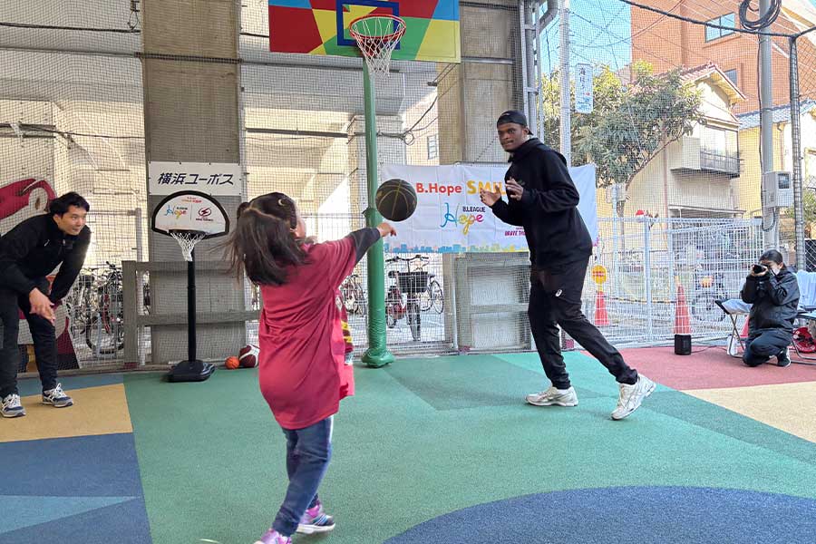 2月のイベントでは子どもたちと一緒にバスケ。異国でのファンとの交流を楽しんでいた【写真：THE ANSWER編集部】