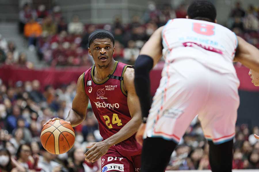 NBA選手になってすぐに財団を創設。今も継続的な慈善活動を行っている【写真：B.LEAGUE】