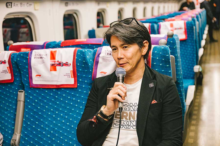 新幹線車内でのイベントに参加した元F1ドライバーの中野信治氏【写真：(C)Suguru Saito DAZN Japan】
