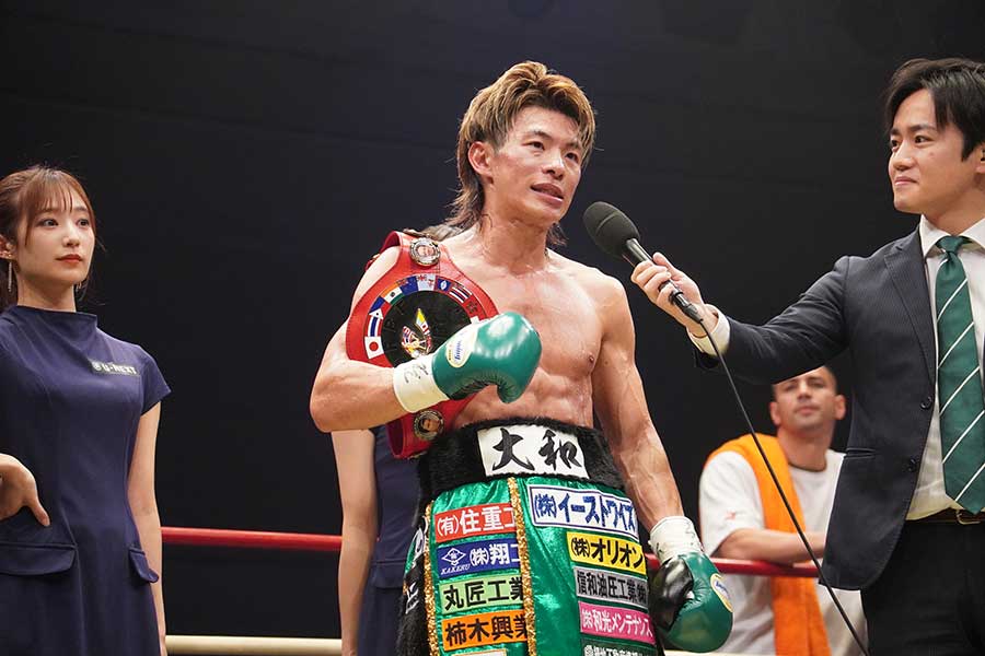 勝利後、安堵の表情でインタビューを受ける波田【写真：澤田直人】