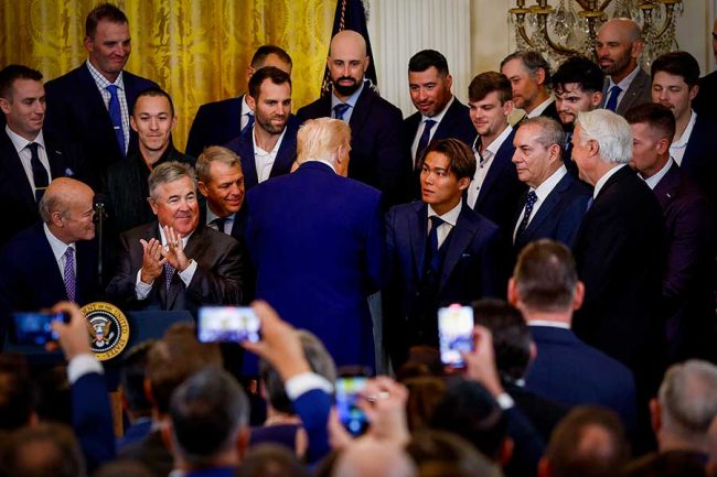 トランプと超接近した山本由伸の光景が話題 周囲の目線が「保護者たくさん」「愛されてる」 | THE ANSWER