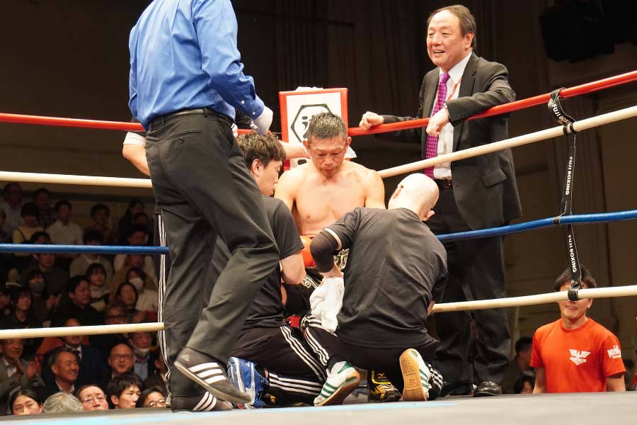 日本スーパーウェルター級タイトルマッチで豊嶋に敗れた出田裕一【写真：澤田直人】