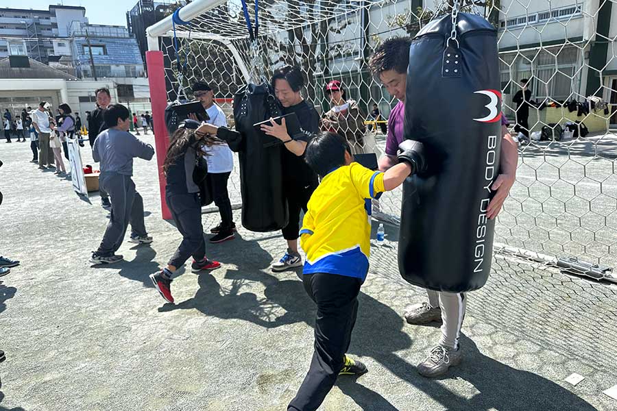 一生懸命サンドバッグに連打を繰り出す子どもたち。試行錯誤しながらボクシング体験を楽しんでいた【写真:株式会社ZEAL】