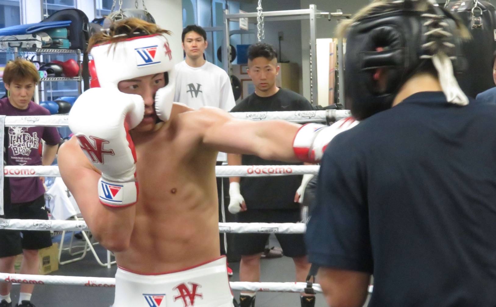 スパーリングを行った井上尚弥（左）【写真：大橋ジム提供】