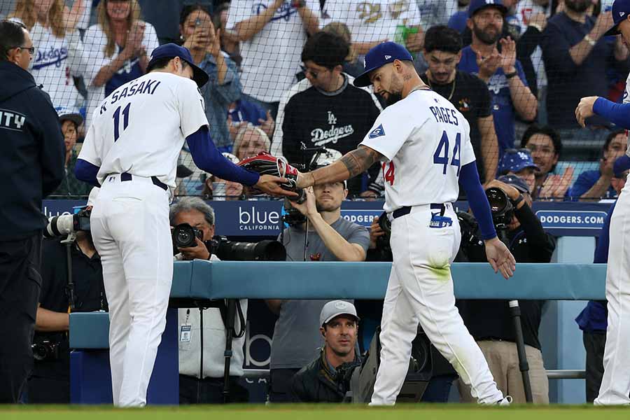 ピンチを救う好守のパヘスを出迎えるドジャース先発の佐々木朗希（左）【写真：ロイター】