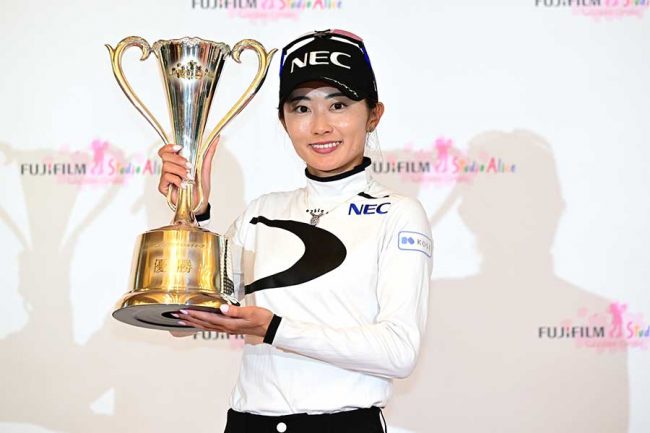 女子ゴルフで撮られた惜敗選手の行動に称賛 雨中のV安田へ…「涙