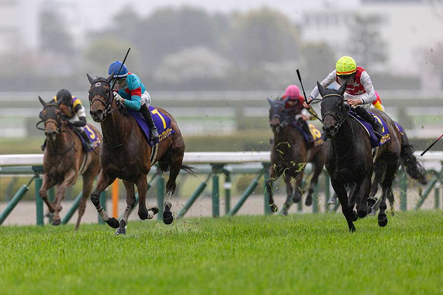 G1桜花賞で先頭を競るエンブロイダリー（左）とアルマヴェローチェ【写真：IMAGO / Newscom World】