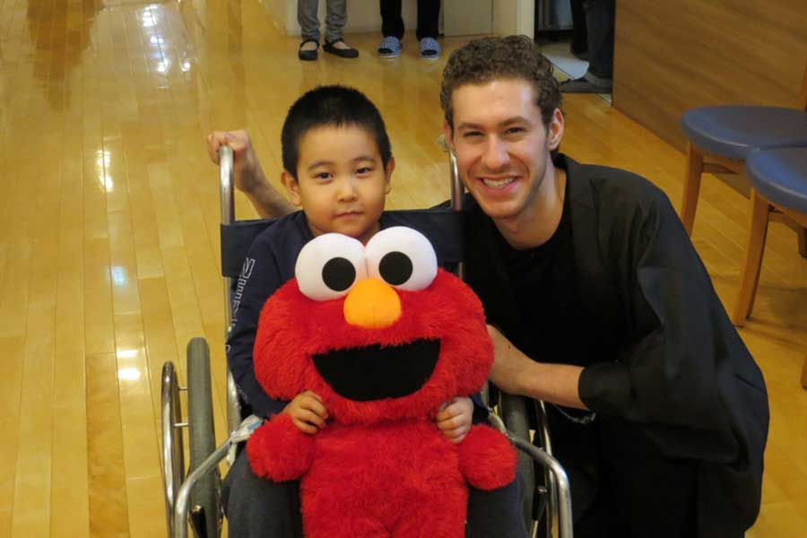 2019年11月の訪問時。当時葵くん（左）は車いす生活だった【写真：DMHC提供】