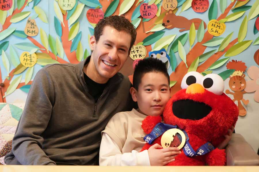 感動の再会を果たした2人。葵くん（右）の手にはブラウンからもらったぬいぐるみがあった【写真：DMHC提供】