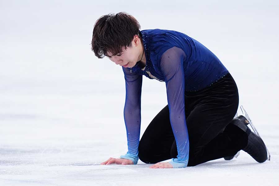 演技後、氷上に座り込んた佐藤駿【写真：矢口亨】