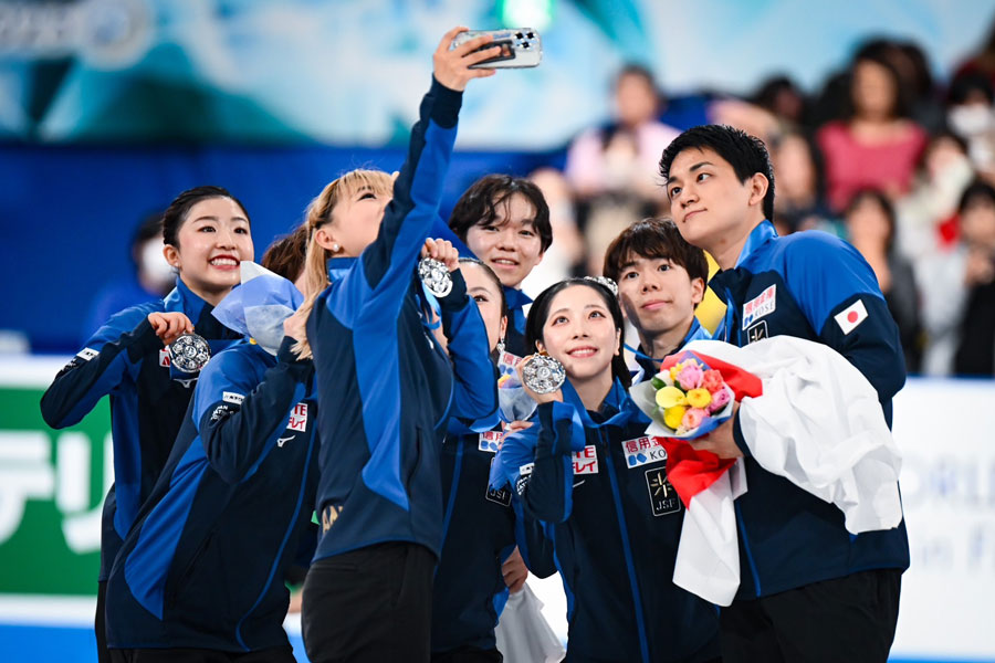自撮りで日本代表の記念撮影を担当する坂本【写真:中戸川知世】